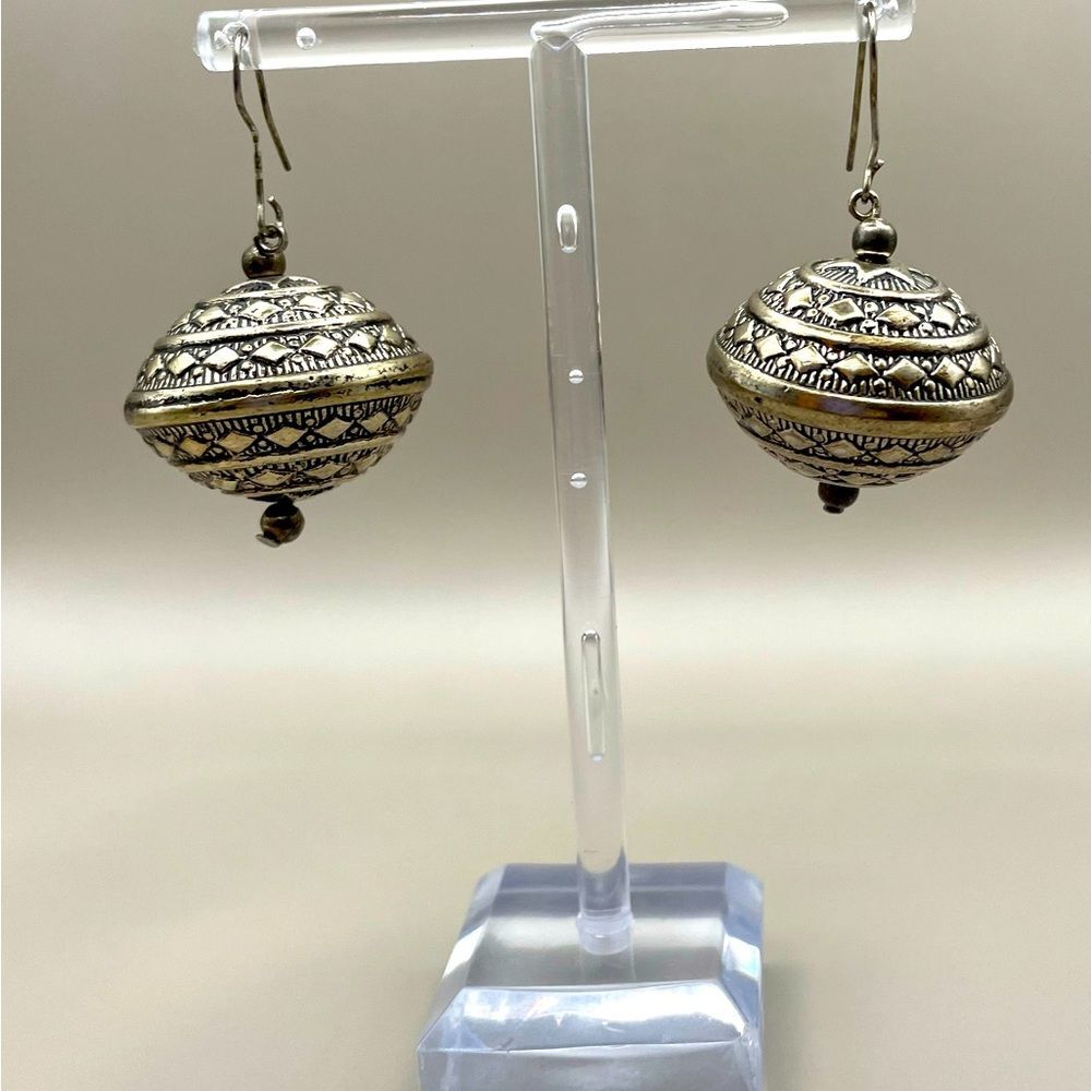 Vintage Silver dangle earring with textured spheres